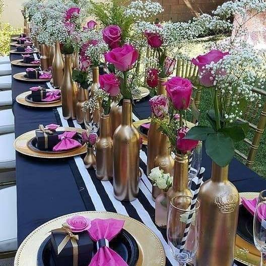 Centros de mesa con detalles en fucsia