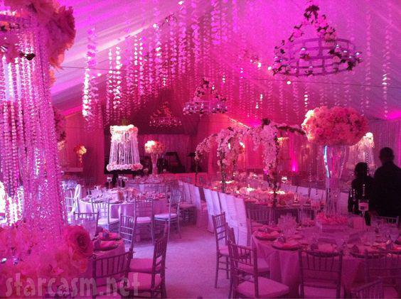 Ambientación de luces fucsia para salón de eventos