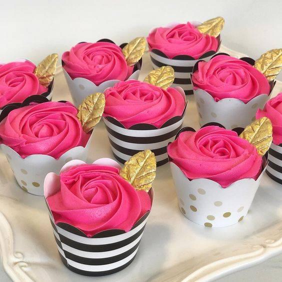 Postres con decoración de rosas fucsia