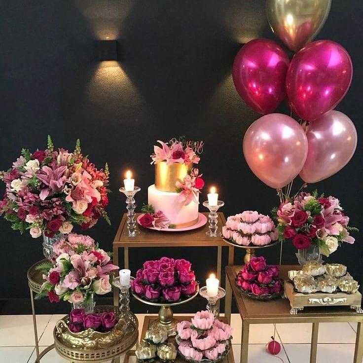 Mesa de postres con detalles en color fucsia