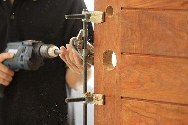 Hay puertas históricas, de madera buena y que están en buen estado, así como rejas de metal que están llamadas a tener una segunda vida y un buen cerrajero puede ayudar a esa finalidad.