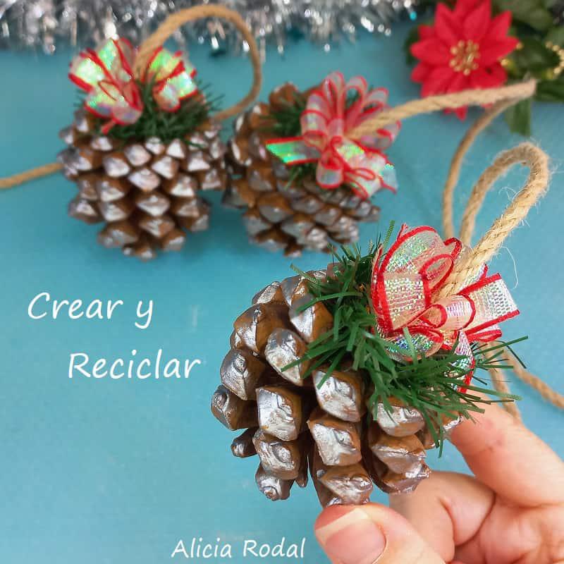 En este tutorial te muestro cómo con unos simples materiales reciclados, podemos hacer una bella decoración navideña para colgar en la pared o en la puerta de entrada de tu hogar y sustituir a la tradicional corona de adviento.