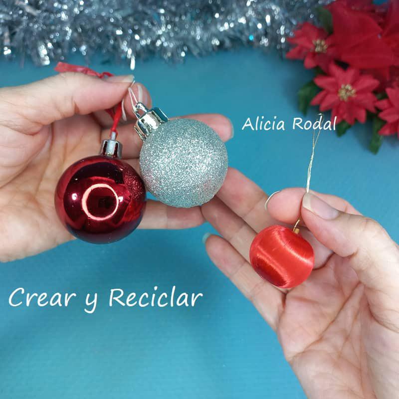 En este tutorial te muestro cómo con unos simples materiales reciclados, podemos hacer una bella decoración navideña para colgar en la pared o en la puerta de entrada de tu hogar y sustituir a la tradicional corona de adviento.