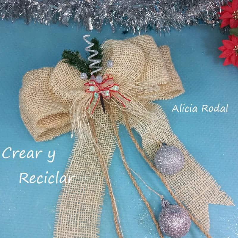 En este tutorial te muestro cómo con unos simples materiales reciclados, podemos hacer una bella decoración navideña para colgar en la pared o en la puerta de entrada de tu hogar y sustituir a la tradicional corona de adviento.