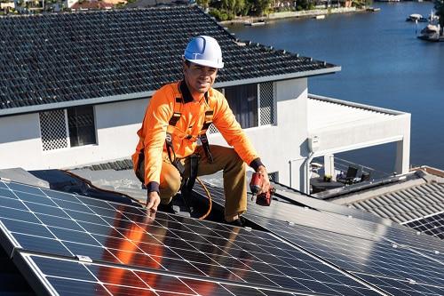 ¿Estas cansado de ver como el recibo de la luz no para de subir? Seguro que más de una vez te has planteado instalar paneles solares o placas fotovoltaicas, pero, ¿realmente vale la pena? Si estás pensando en buscar una energía alternativa para tu hogar o tu empresa hay ciertas cosas que debes saber antes de su instalación.