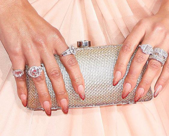 Uñas largas estilo almendra