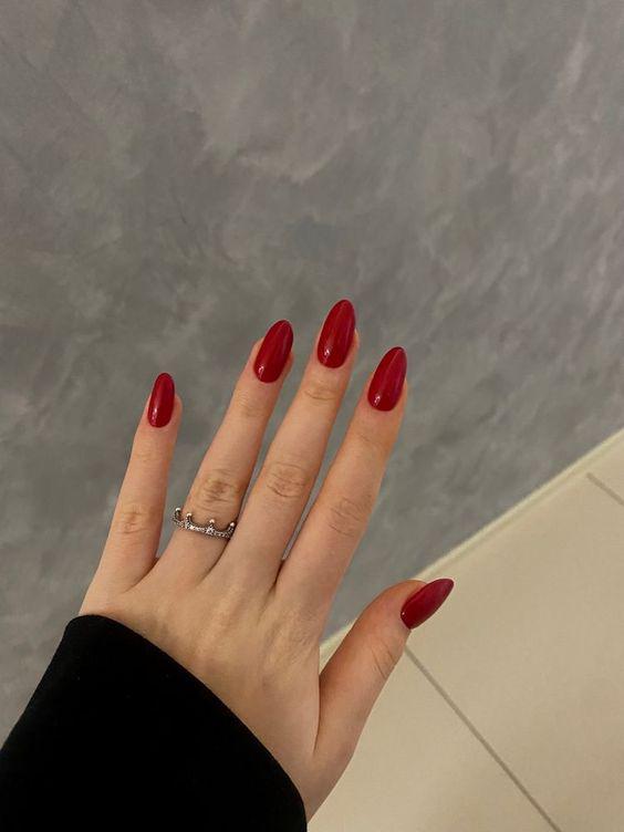 Clásicas uñas color rojo