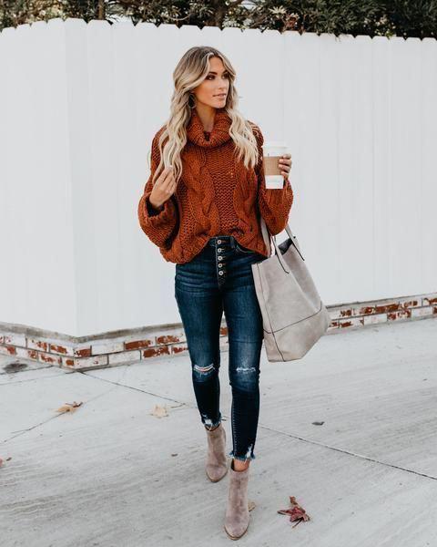 Looks casuales con suéteres cafés