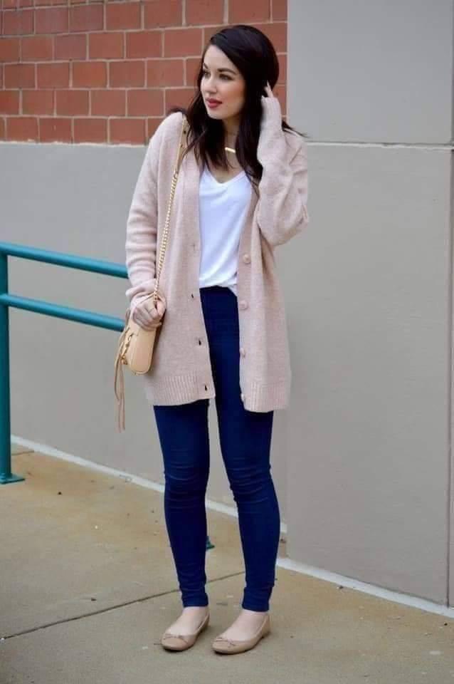 Outfits con sweaters en colores claros