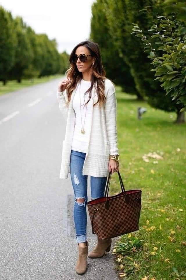 Looks con suéter y botines para mujeres maduras