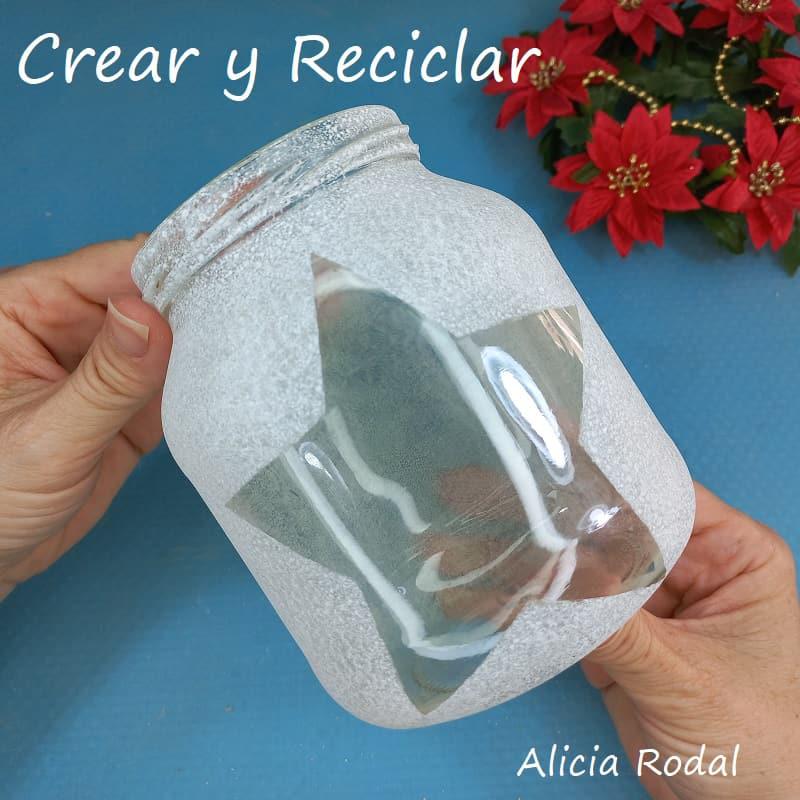 Todos tenemos en casa los típicos envases de vidrio, botes o botellas, que nos quedan después de comer el alimento que conserva. Si no se te ocurre qué puedes hacer con estos frascos de vidrio o cristal, no te puedes perder estas 2 hermosas ideas para decorar tu casa estas navidades, vender o regalar. DIY