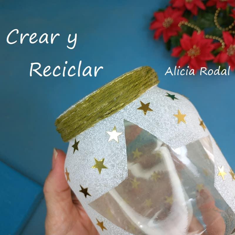 Todos tenemos en casa los típicos envases de vidrio, botes o botellas, que nos quedan después de comer el alimento que conserva. Si no se te ocurre qué puedes hacer con estos frascos de vidrio o cristal, no te puedes perder estas 2 hermosas ideas para decorar tu casa estas navidades, vender o regalar. DIY