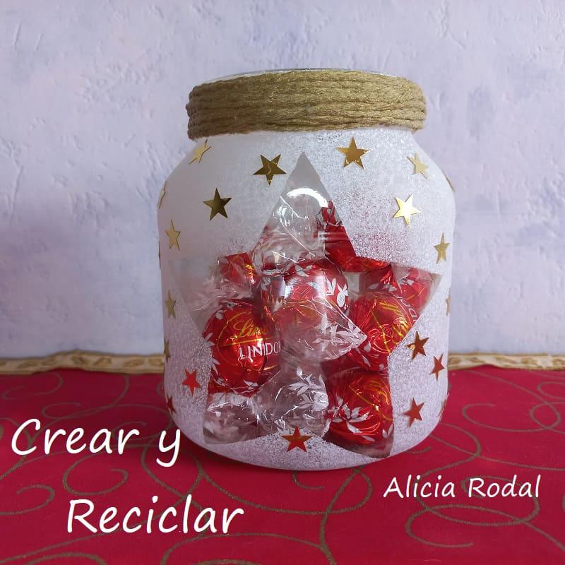 Todos tenemos en casa los típicos envases de vidrio, botes o botellas, que nos quedan después de comer el alimento que conserva. Si no se te ocurre qué puedes hacer con estos frascos de vidrio o cristal, no te puedes perder estas 2 hermosas ideas para decorar tu casa estas navidades, vender o regalar. DIY