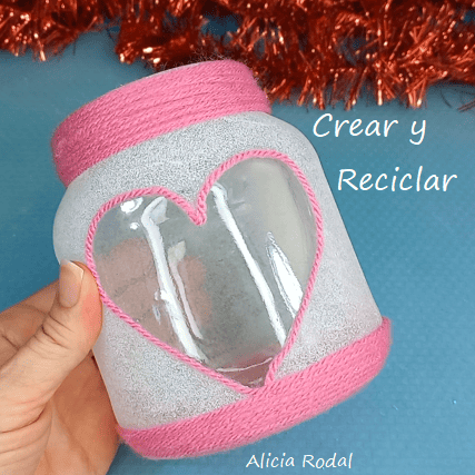 Todos tenemos en casa los típicos envases de vidrio, botes o botellas, que nos quedan después de comer el alimento que conserva. Si no se te ocurre qué puedes hacer con estos frascos de vidrio o cristal, no te puedes perder estas 2 hermosas ideas para decorar tu casa estas navidades, vender o regalar. DIY