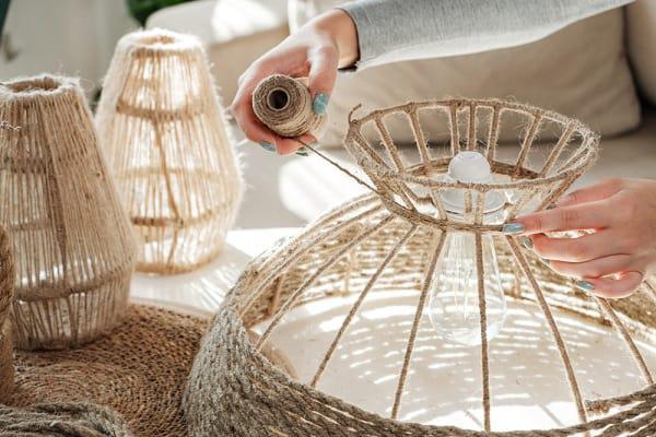 Sabías que es muy fácil cambiar una lámpara de techo utilizando diferentes materiales y transformarla en una lámpara muy original y creativa. Puedes comprar una lámpara de techo sencilla y customizarla con materiales reciclados. En esta publicación les muestro más de 6 ideas y varias posibilidades.