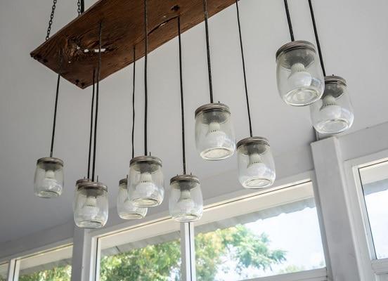 Sabías que es muy fácil cambiar una lámpara de techo utilizando diferentes materiales y transformarla en una lámpara muy original y creativa. Puedes comprar una lámpara de techo sencilla y customizarla con materiales reciclados. En esta publicación les muestro más de 6 ideas y varias posibilidades.