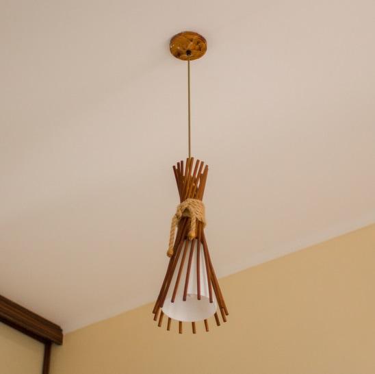 Sabías que es muy fácil cambiar una lámpara de techo utilizando diferentes materiales y transformarla en una lámpara muy original y creativa. Puedes comprar una lámpara de techo sencilla y customizarla con materiales reciclados. En esta publicación les muestro más de 6 ideas y varias posibilidades.