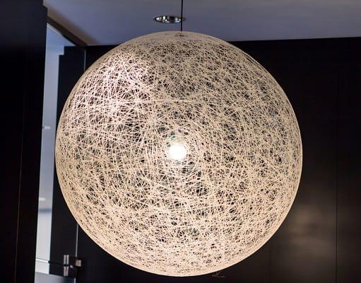 Sabías que es muy fácil cambiar una lámpara de techo utilizando diferentes materiales y transformarla en una lámpara muy original y creativa. Puedes comprar una lámpara de techo sencilla y customizarla con materiales reciclados. En esta publicación les muestro más de 6 ideas y varias posibilidades.