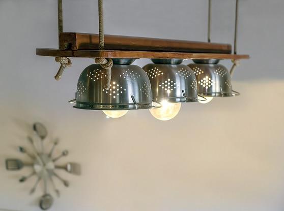 Sabías que es muy fácil cambiar una lámpara de techo utilizando diferentes materiales y transformarla en una lámpara muy original y creativa. Puedes comprar una lámpara de techo sencilla y customizarla con materiales reciclados. En esta publicación les muestro más de 6 ideas y varias posibilidades.