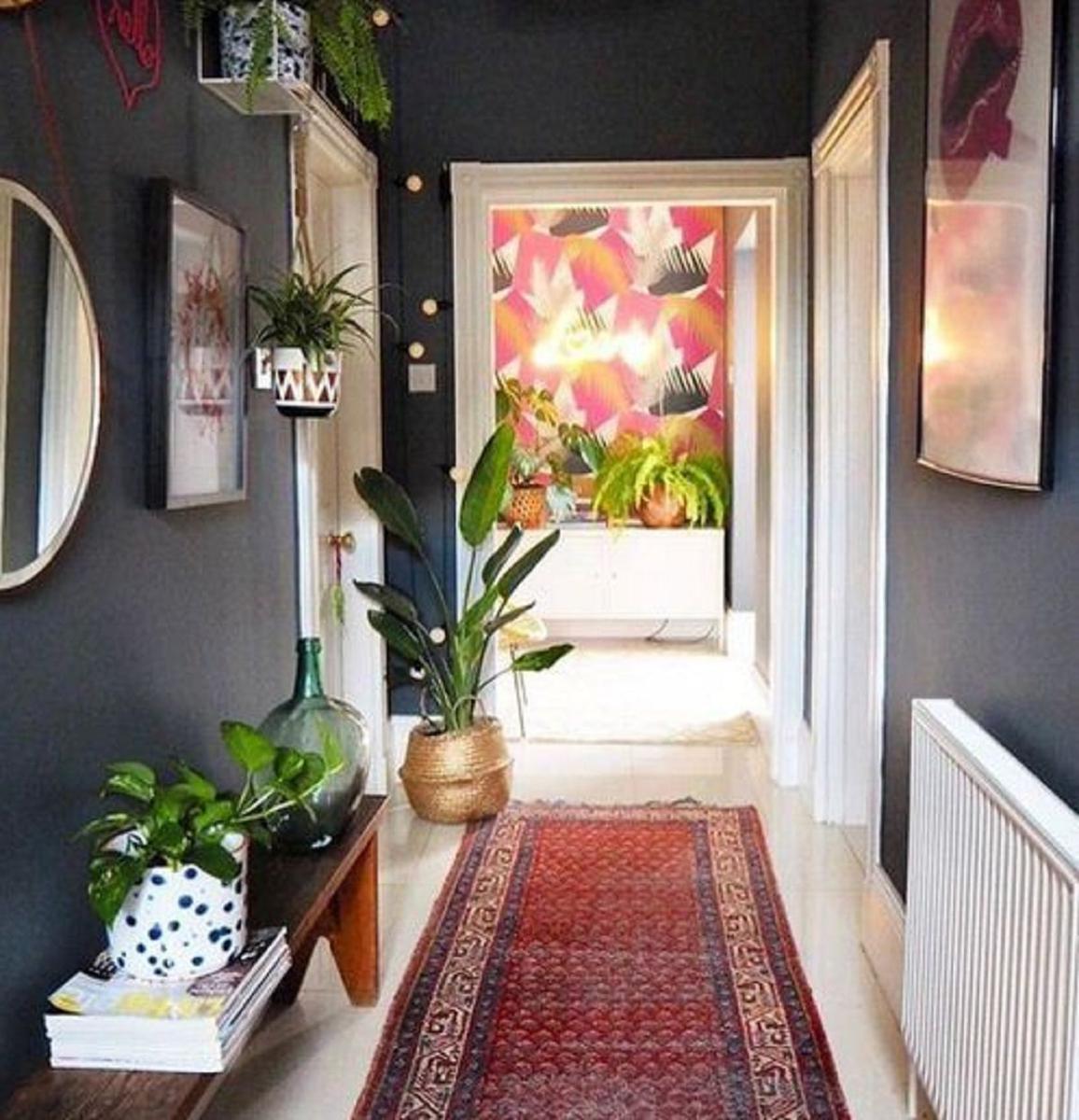 pasillo-con-plantas-y-tonos-oscuros y alfombra