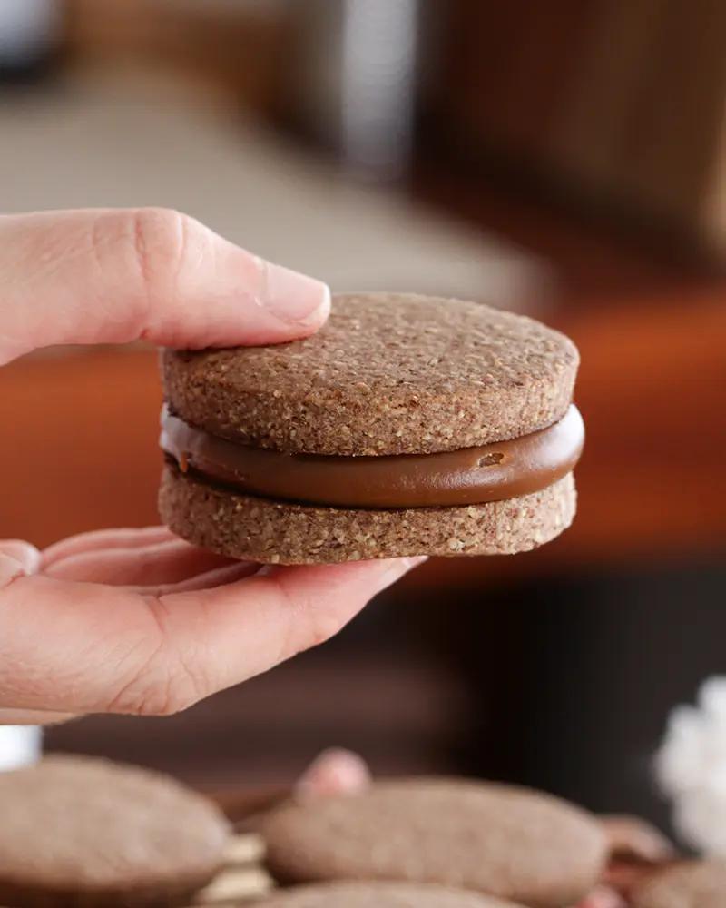 alfajores nuez dulce de leche relleno