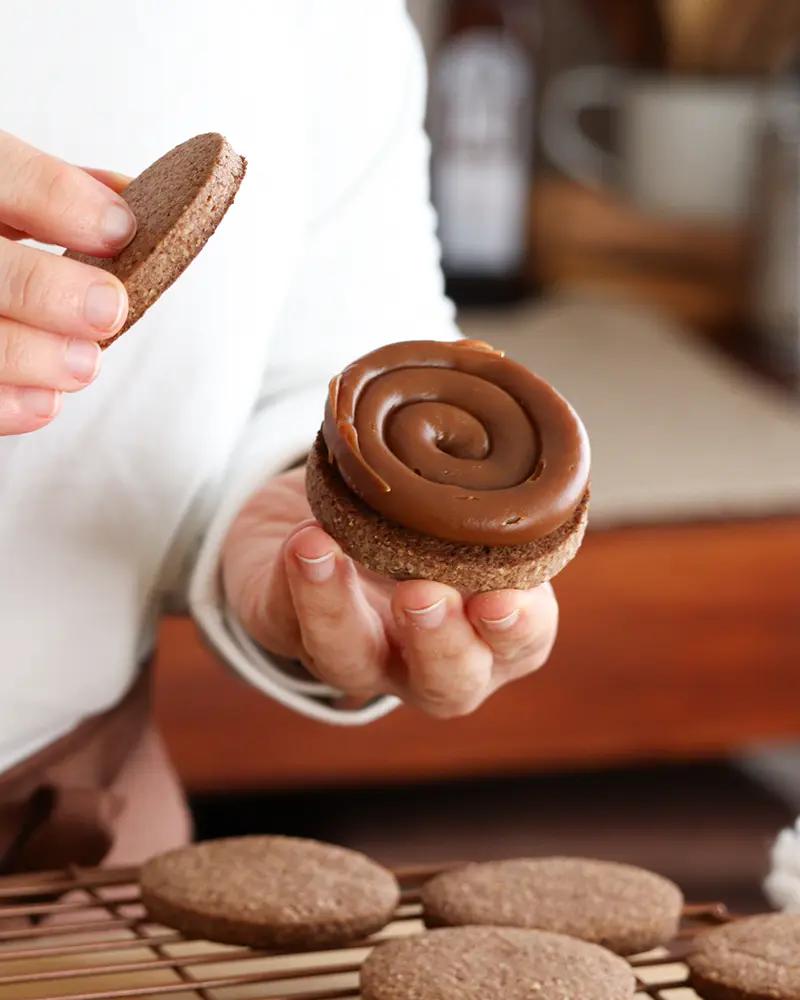 alfajores nuez dulce de leche relleno