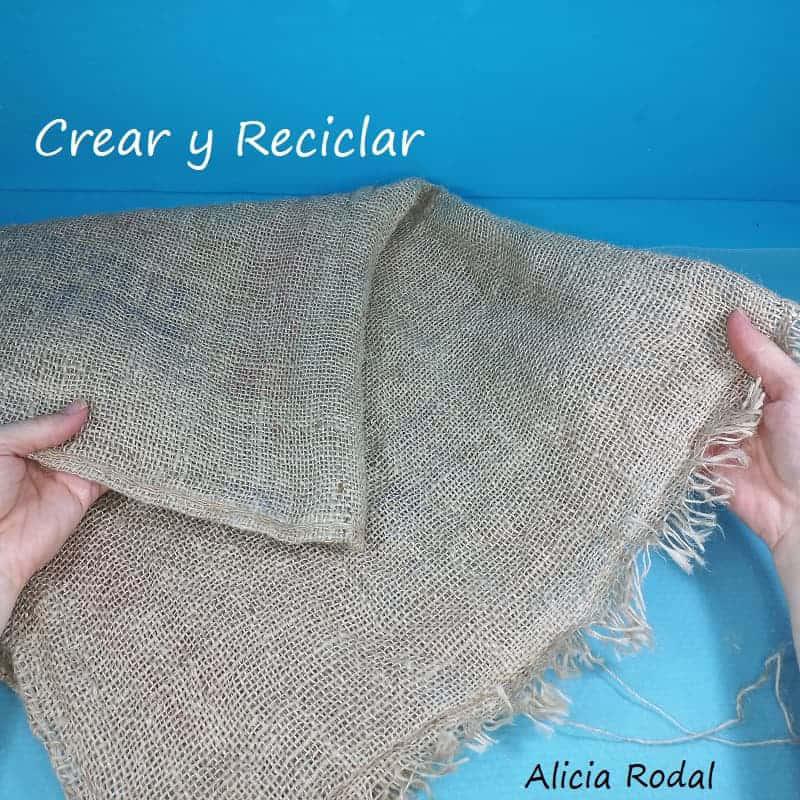 ¿Quieres aprender a hacer hermosos adornos para tu casa en forma de flores, sin gastar mucho dinero? En este tutorial les enseño cómo hacer preciosas flores de 5 formas y estilos distintos. Elije la que más te gusta o ¡hazlas todas!!