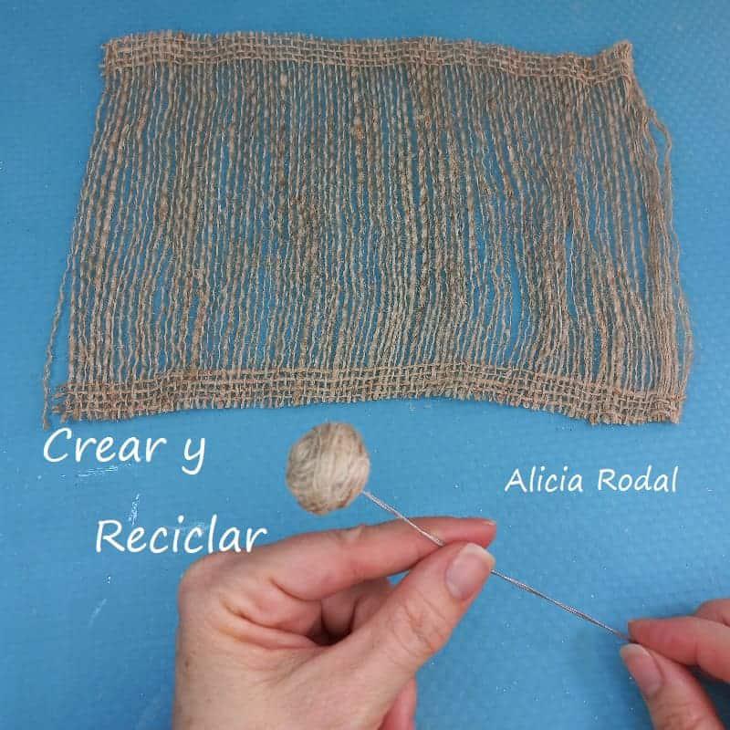 ¿Quieres aprender a hacer hermosos adornos para tu casa en forma de flores, sin gastar mucho dinero? En este tutorial les enseño cómo hacer preciosas flores de 5 formas y estilos distintos. Elije la que más te gusta o ¡hazlas todas!!