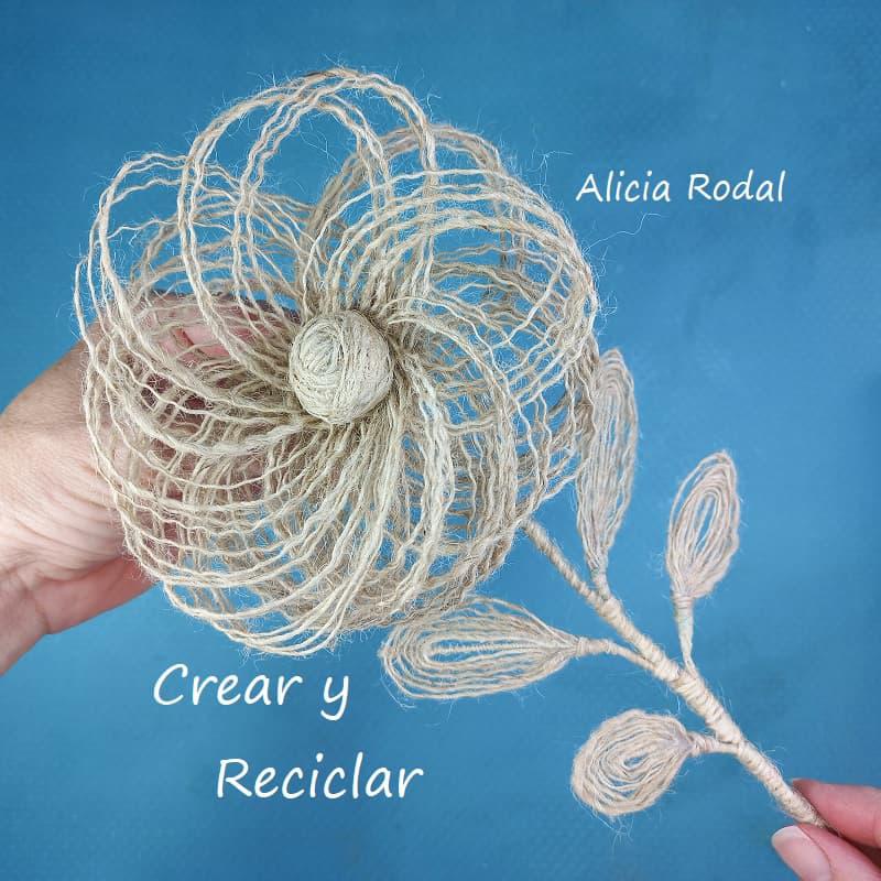 ¿Quieres aprender a hacer hermosos adornos para tu casa en forma de flores, sin gastar mucho dinero? En este tutorial les enseño cómo hacer preciosas flores de 5 formas y estilos distintos. Elije la que más te gusta o ¡hazlas todas!!