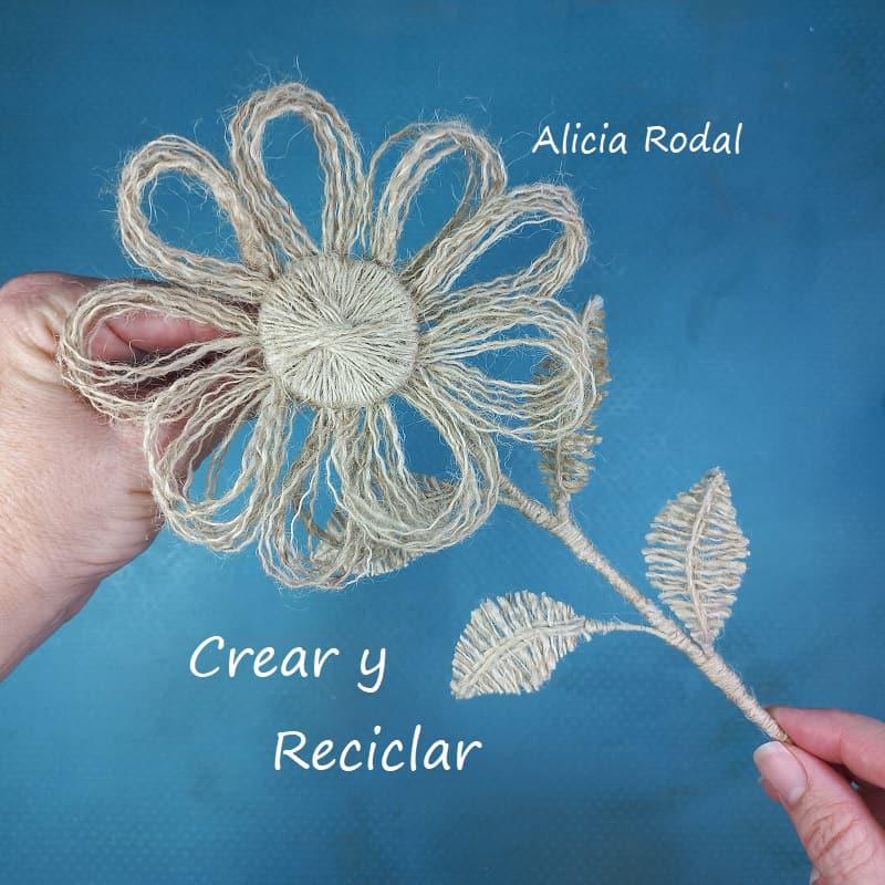 ¿Quieres aprender a hacer hermosos adornos para tu casa en forma de flores, sin gastar mucho dinero? En este tutorial les enseño cómo hacer preciosas flores de 5 formas y estilos distintos. Elije la que más te gusta o ¡hazlas todas!!