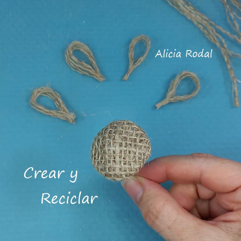 ¿Quieres aprender a hacer hermosos adornos para tu casa en forma de flores, sin gastar mucho dinero? En este tutorial les enseño cómo hacer preciosas flores de 5 formas y estilos distintos. Elije la que más te gusta o ¡hazlas todas!!