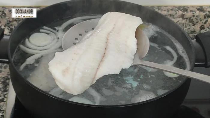 receta de ensaladilla de merluza paso 1