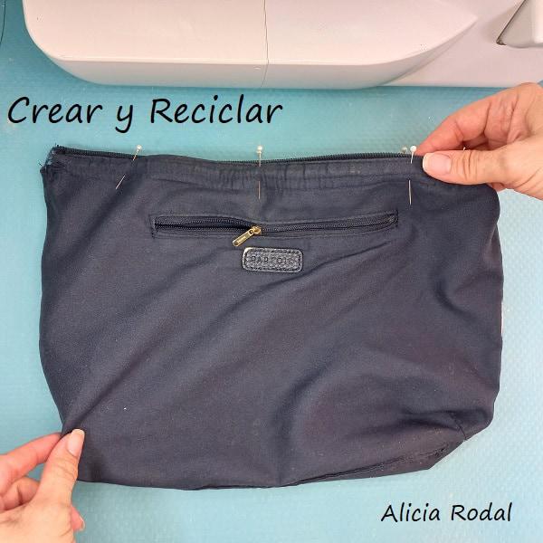 En esta publicación tutorial les quiero enseñar cómo hacer un neceser o pequeño bolso de tela y para qué lo hice, ya que me cumple una función súper práctica. Además, es rápido y fácil de hacer, como siempre, vamos a reutilizar materiales y objetos que tenemos en casa.