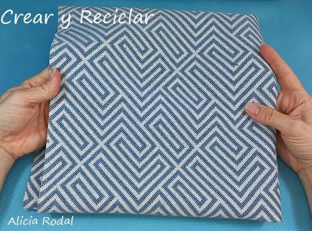 En esta publicación tutorial les quiero enseñar cómo hacer un neceser o pequeño bolso de tela y para qué lo hice, ya que me cumple una función súper práctica. Además, es rápido y fácil de hacer, como siempre, vamos a reutilizar materiales y objetos que tenemos en casa.
