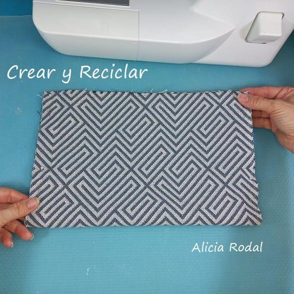 En esta publicación tutorial les quiero enseñar cómo hacer un neceser o pequeño bolso de tela y para qué lo hice, ya que me cumple una función súper práctica. Además, es rápido y fácil de hacer, como siempre, vamos a reutilizar materiales y objetos que tenemos en casa.