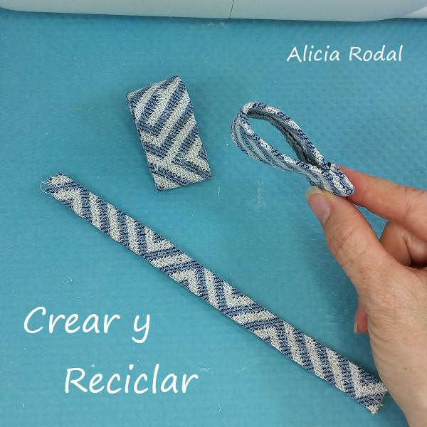 En esta publicación tutorial les quiero enseñar cómo hacer un neceser o pequeño bolso de tela y para qué lo hice, ya que me cumple una función súper práctica. Además, es rápido y fácil de hacer, como siempre, vamos a reutilizar materiales y objetos que tenemos en casa.