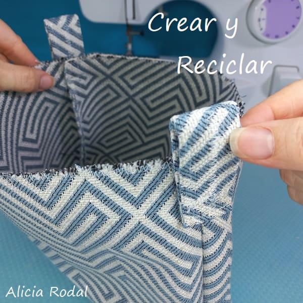 En esta publicación tutorial les quiero enseñar cómo hacer un neceser o pequeño bolso de tela y para qué lo hice, ya que me cumple una función súper práctica. Además, es rápido y fácil de hacer, como siempre, vamos a reutilizar materiales y objetos que tenemos en casa.