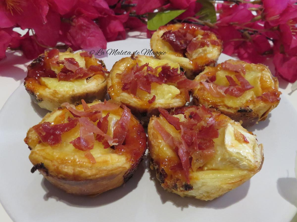 Canapés de queso brie y mermelada