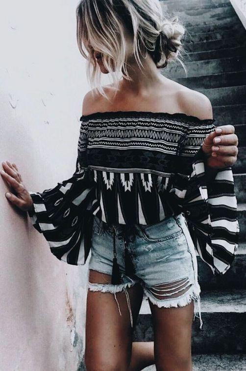 Blusas con hombros descubiertos y shorts