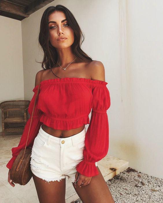 Blusas con hombros descubiertos y shorts