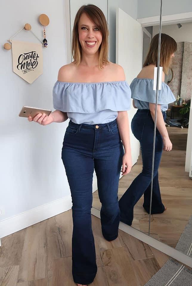 Looks de blusas con hombros descubiertos y pantalón acampanado