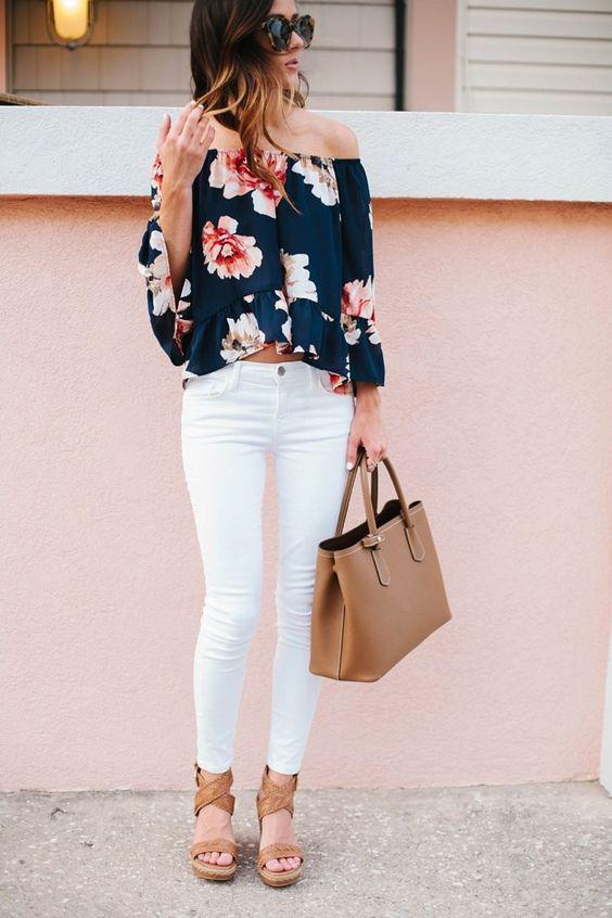 Outfits con blusas con hombros descubiertos y jeans blancos