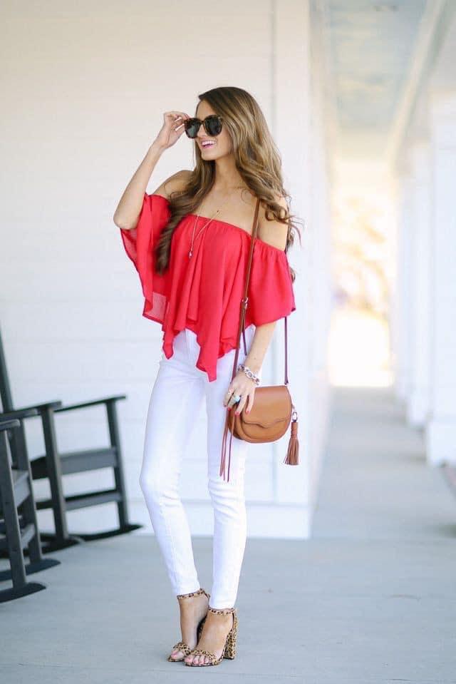 Outfits con blusas con hombros descubiertos y jeans blancos