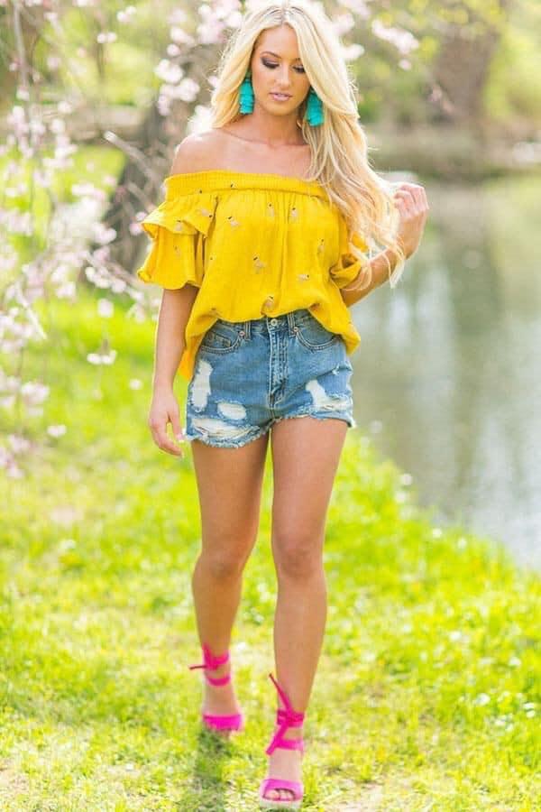 Blusas con hombros descubiertos y shorts
