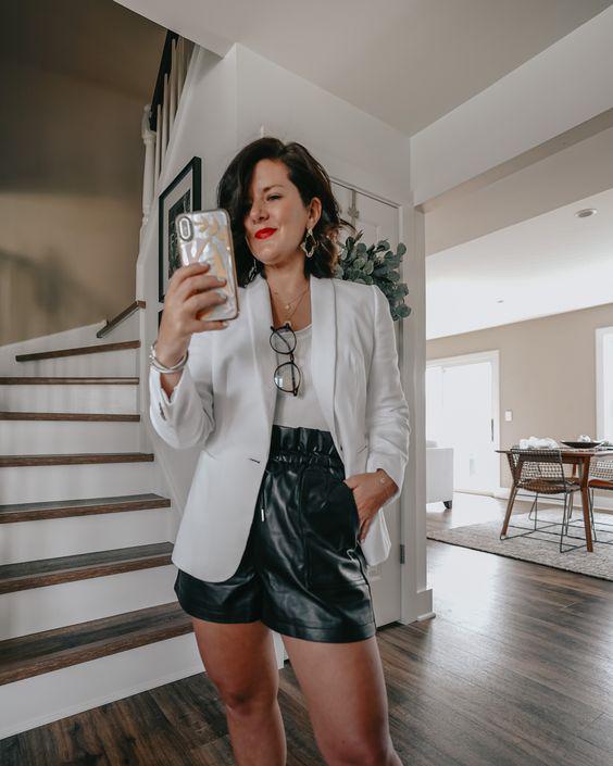 Complementa blazers con short de vini piel