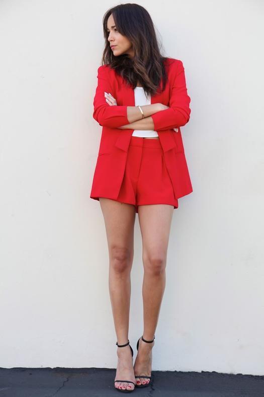 Usa short con blazer y zapatillas