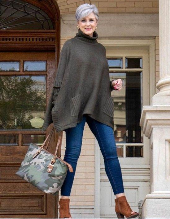 Outfits con jeans y ponchos tejidos