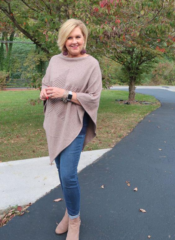 Outfits con jeans y ponchos tejidos