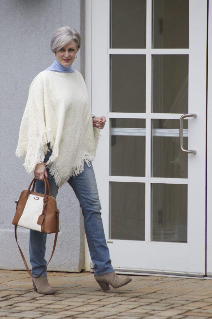 Outfits con jeans y ponchos tejidos