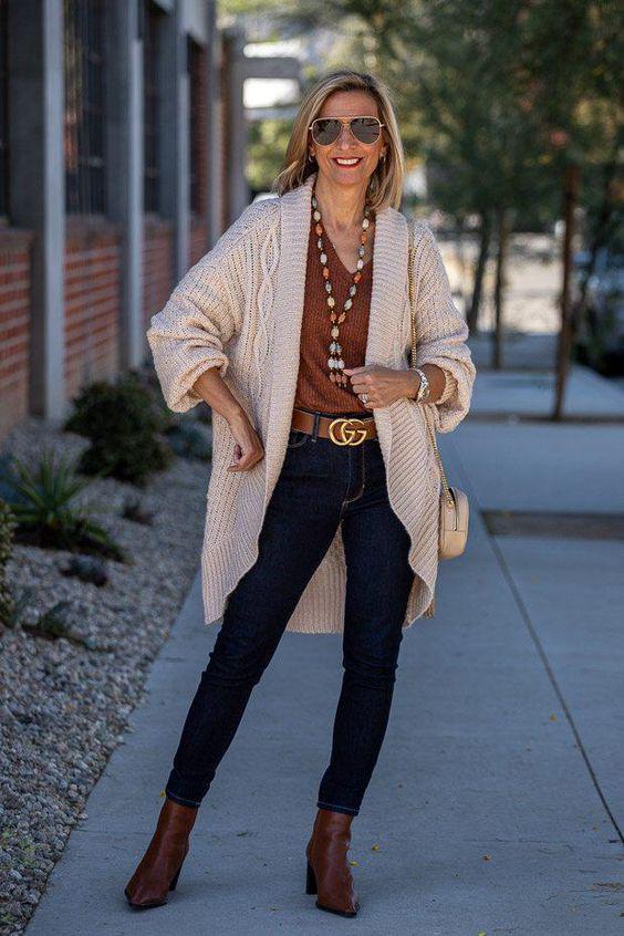Outfits con cardigans para mujeres maduras